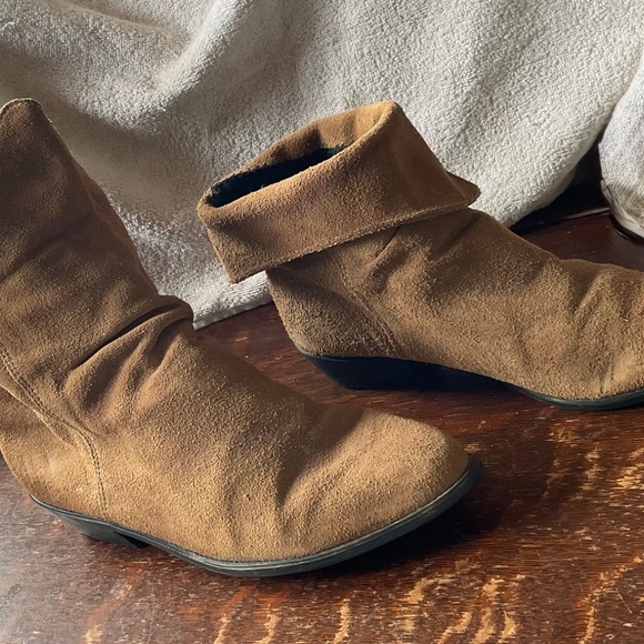 MADE IN CANADA  WOMENS  ANKLE SUEDE BOOTIES  by HENRI PIERE size  9 - Picture 2 of 6